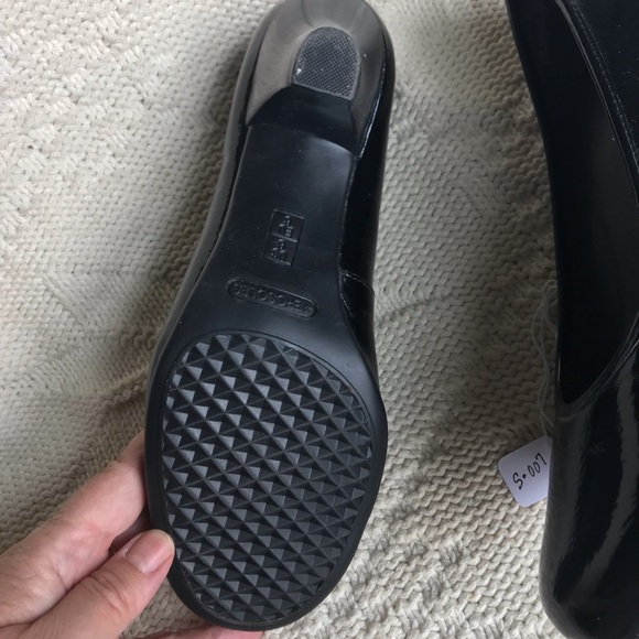 Aerosoles black patent leather pumps, size 8 - Picture 6 of 9